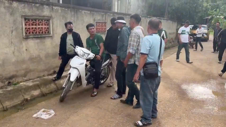 Đối tượng Lê Quang Trường (áo phông xanh, ngồi trên xe máy) tại hiện trường do lực lượng chức năng phục dựng lại.