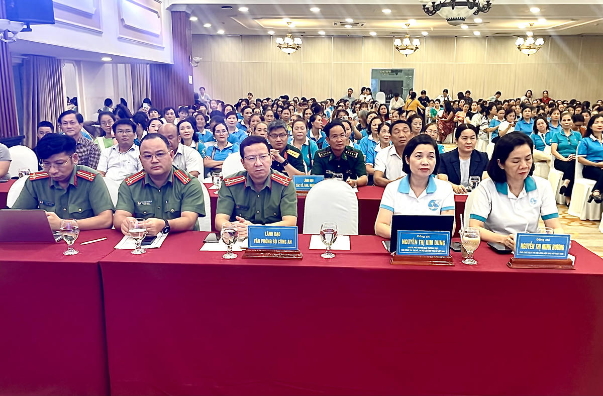 Bà Nguyễn Thị Minh Hương, Phó Chủ Hội Liên hiệp Phụ nữ Việt Nam và các đại biểu tham dự hội nghị. Ảnh: Thùy Trang.