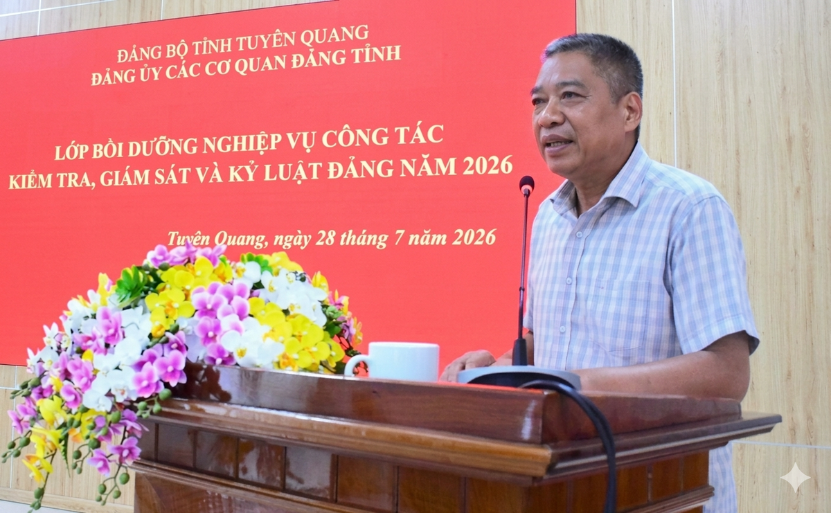 Ông Nguyễn Hồng Trang phát biểu, chia sẻ, bồi dưỡng kiến thức tại lớp bồi dưỡng. Ảnh: Xuân Trường.