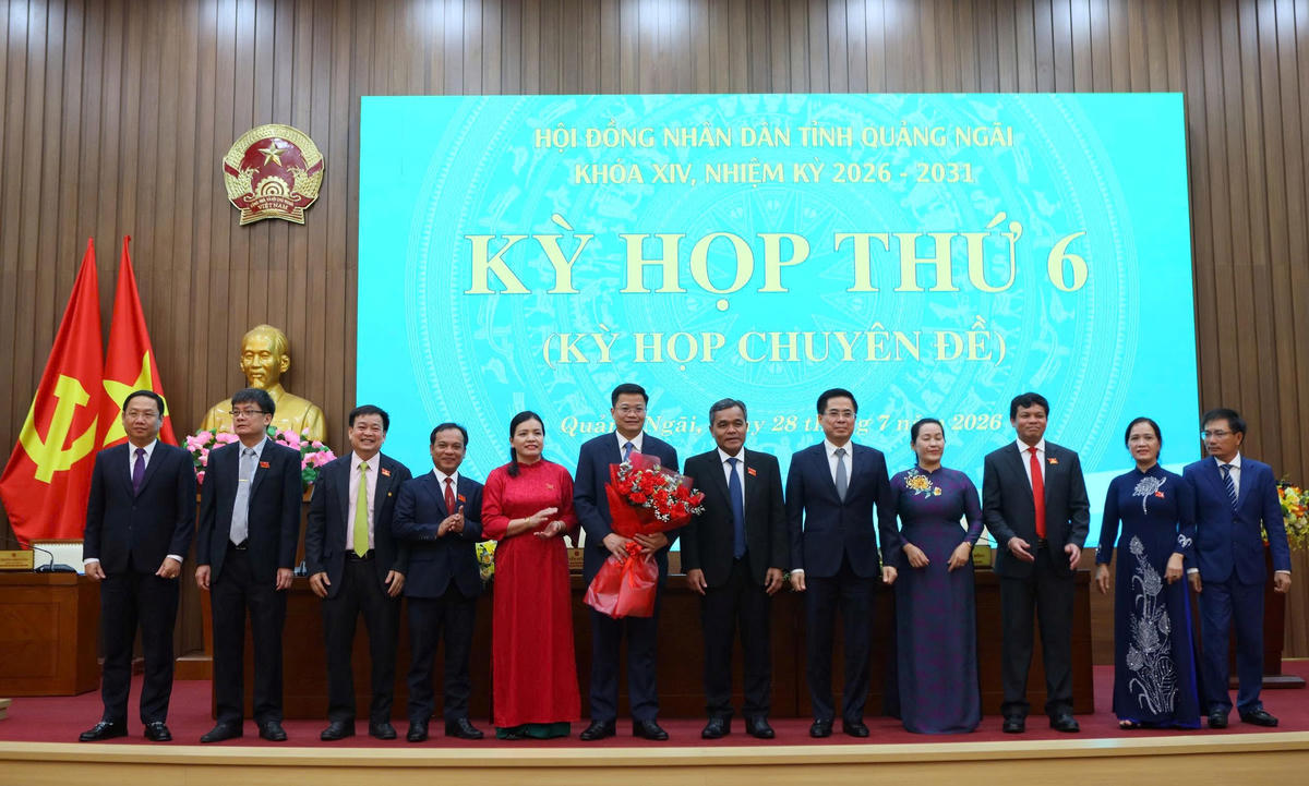 Các lãnh đạo tỉnh Quảng Ngãi tặng hoa chúc mừng tân Chủ tịch UBND tỉnh Nguyễn Đức Tâm. Ảnh: T. Thành.