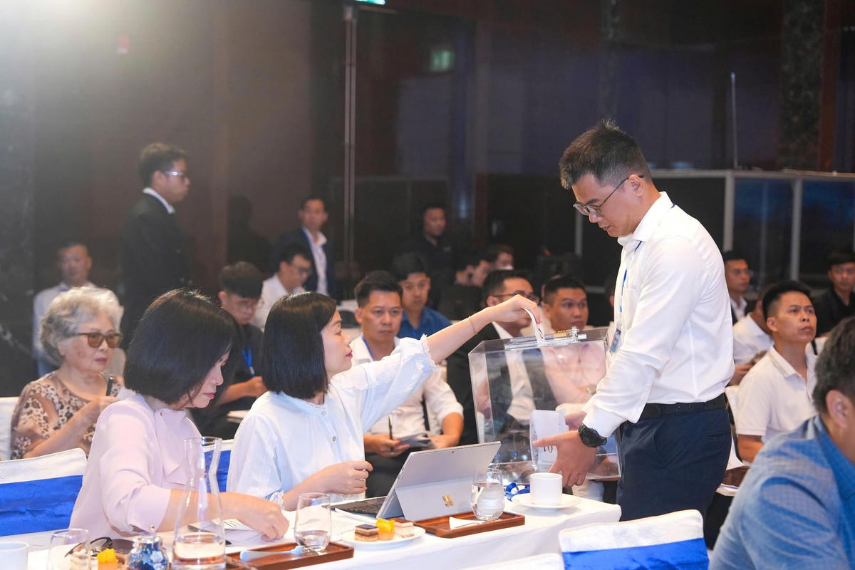 Cổ đông biểu quyết thông qua các nội dung tại ĐHĐCĐ bất thường năm 2026.