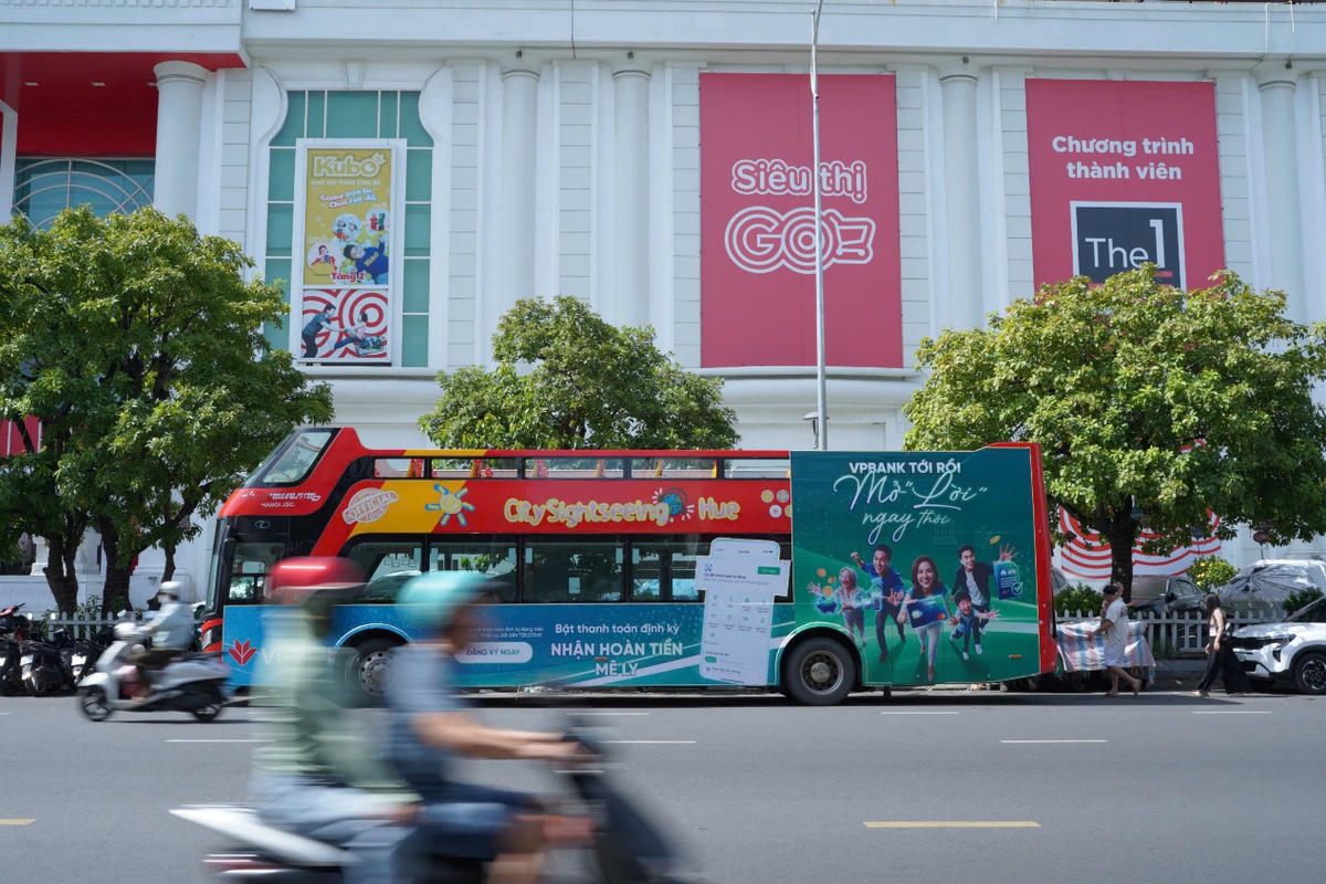 Hoạt động trải nghiệm xe bus 2 tầng được nhiều người dân Đà Nẵng yêu thích. Ảnh: VPBank.