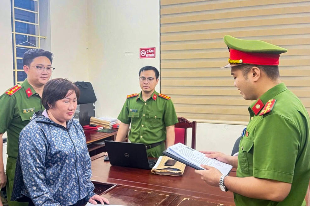 Nguyễn Thị Lâm nghe Công an đọc lệnh khởi tố. Ảnh: CANB