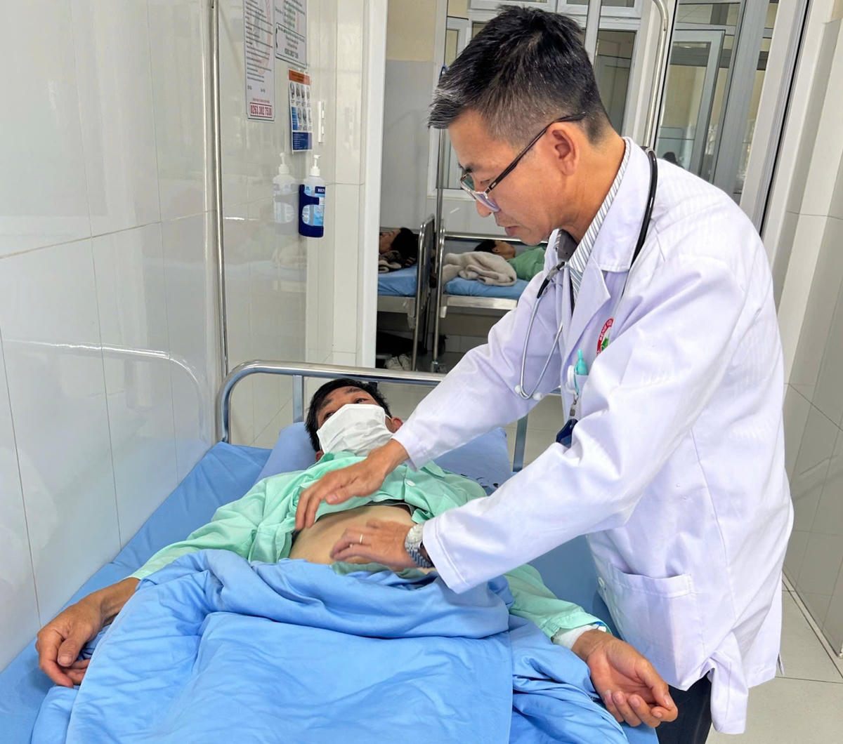 Bác sĩ theo dõi sức khỏe bệnh nhân nghi ngộ độc sau khi ăn bánh mì, tại Bệnh viện Đa khoa tỉnh Lâm Đồng.