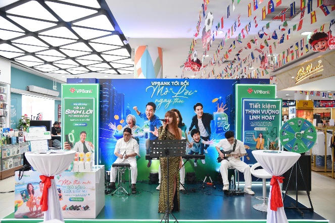 Màn trình diễn của ban nhạc tạo nên bầu không khí náo nhiệt tại GO! Đà Nẵng. Ảnh: Xuân Dũng.