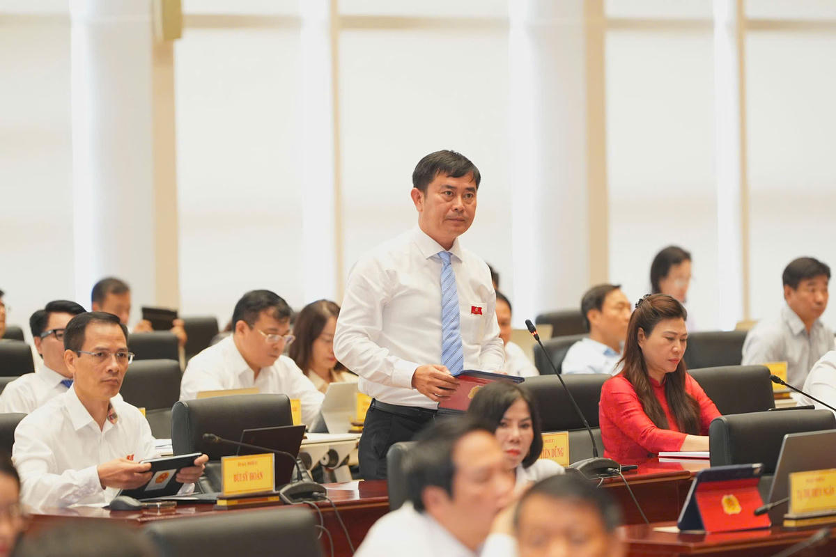 Đại biểu HĐND TP Hải Phòng chất vấn tại kỳ họp. Ảnh: ĐT. 