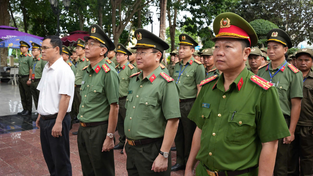 TP Hồ Chí Minh: Tri ân liệt sĩ, thăm hỏi lực lượng tham gia bảo vệ an ninh, trật tự ở cơ sở