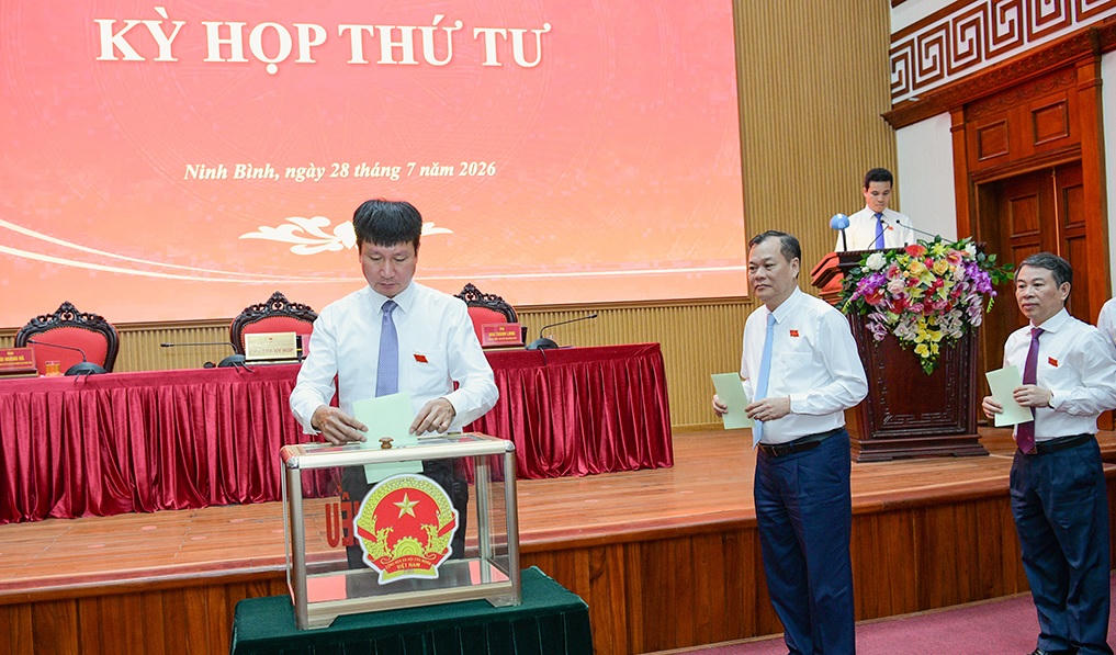 Các đại biểu bỏ phiếu bầu bổ sung ủy viên UBND tỉnh nhiệm kỳ 2026-2031. Ảnh: Trường Giang