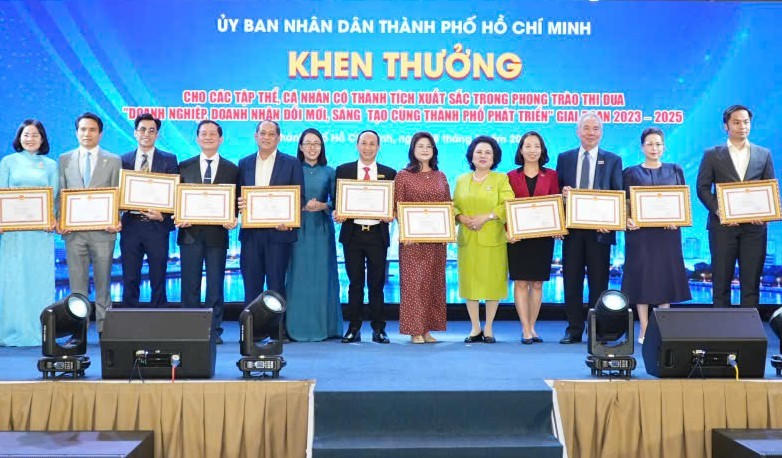 Doanh nghiệp nhận Bằng khen của Chủ tịch UBND TPHCM có thành tích xuất sắc trong phong trào thi đua “Doanh nghiệp, doanh nhân đổi mới, sáng tạo cùng thành phố phát triển” giai đoạn 2023-2025. Ảnh: M.N