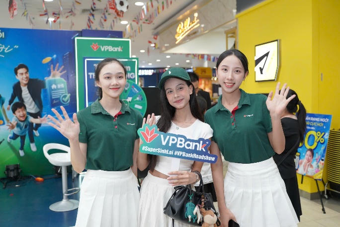 Khách hàng hào hứng check-in, tham gia minigame. Ảnh: VPBank