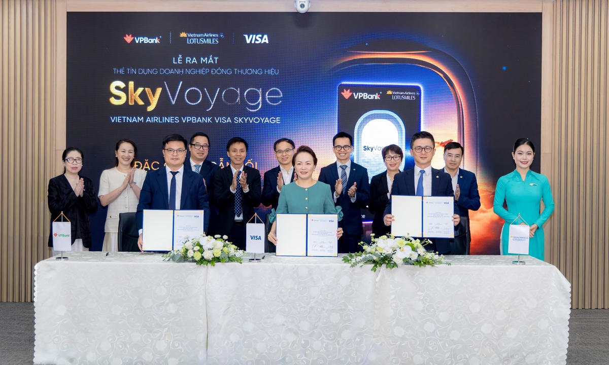 Đại diện VPBank, Visa và Vietnam Airlines (lần lượt từ trái qua) trong Lễ ký kết ra mắt thẻ Vietnam Airlines VPBank Visa SkyVoyage