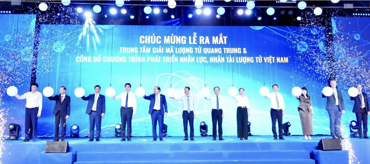 Các đại biểu thực hiện nghi thức lễ ra mắt. Ảnh: ĐS.
