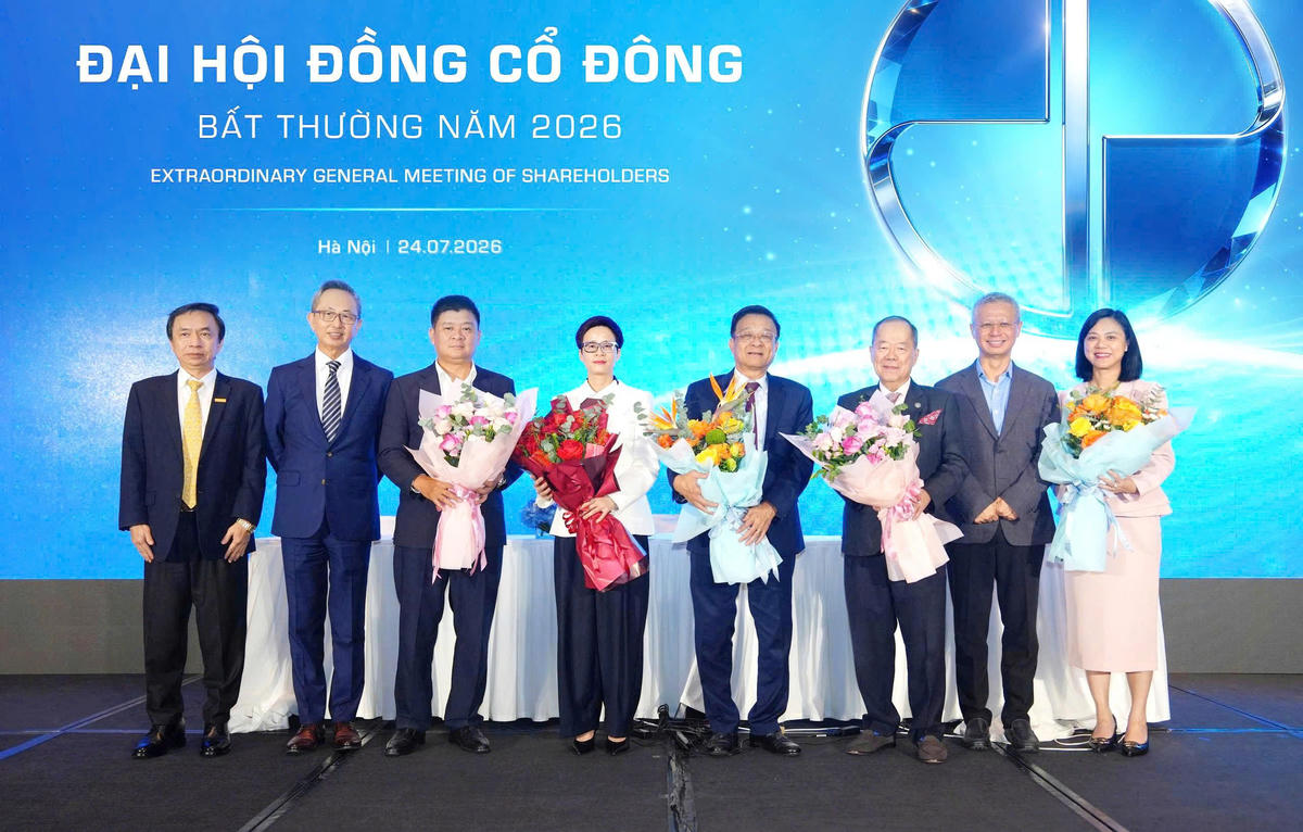 Nghi thức tặng hoa các thành viên Hội đồng quản trị và Ban Kiểm soát tại Đại hội đồng cổ đông bất thường năm 2026.