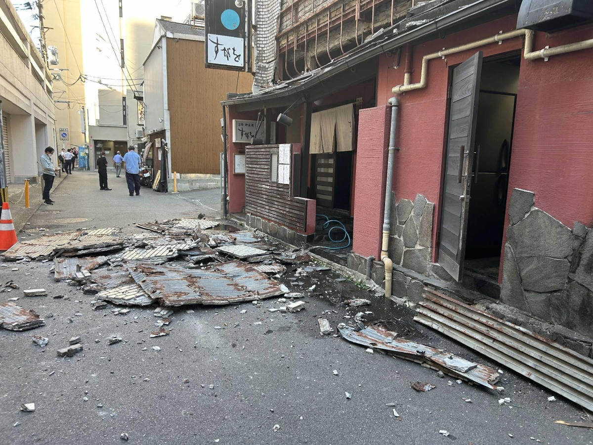 Một tòa nhà ở thành phố Kumamoto bị hư hại sau trận động đất mạnh vào chiều 28/7. Nguồn: JIJI.