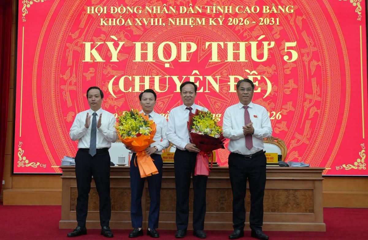 Ông Lương Tuấn Hùng (thứ 2 từ trái sang) được bầu giữ chức Phó Chủ tịch UBND tỉnh Cao Bằng.