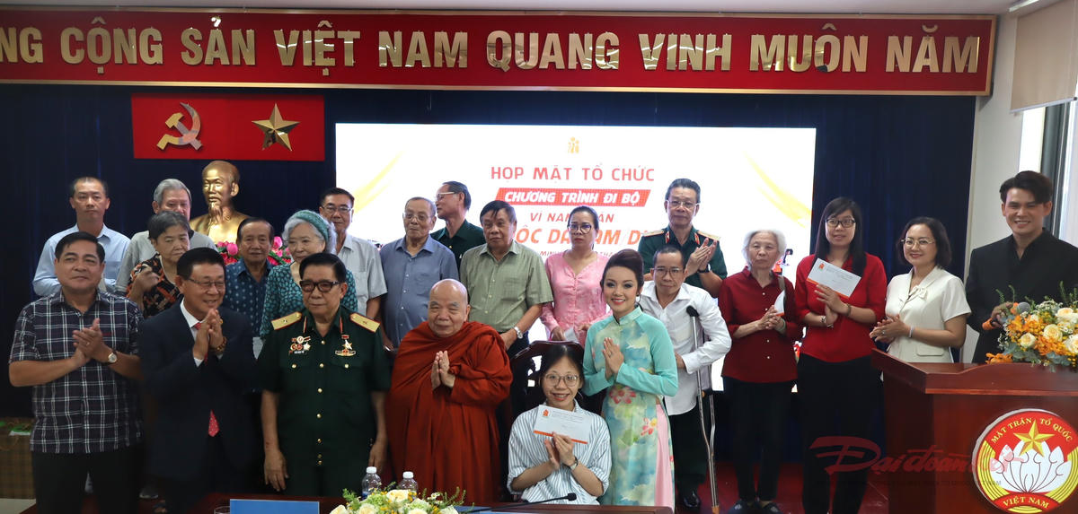 Ban tổ chức tặng quà đại diện các Hội nạn nhân da cam và nạn nhân da cam/dioxin. Ảnh: T.Luân.