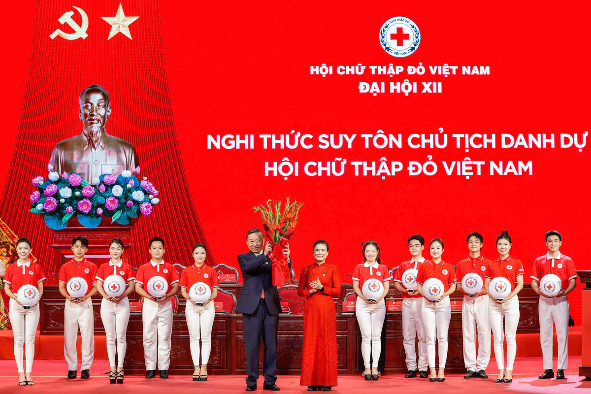 Nghi thức suy tôn Tổng Bí thư, Chủ tịch nước Tô Lâm là Chủ tịch Danh dự Hội Chữ thập Đỏ Việt Nam. Ảnh: Quang Vinh