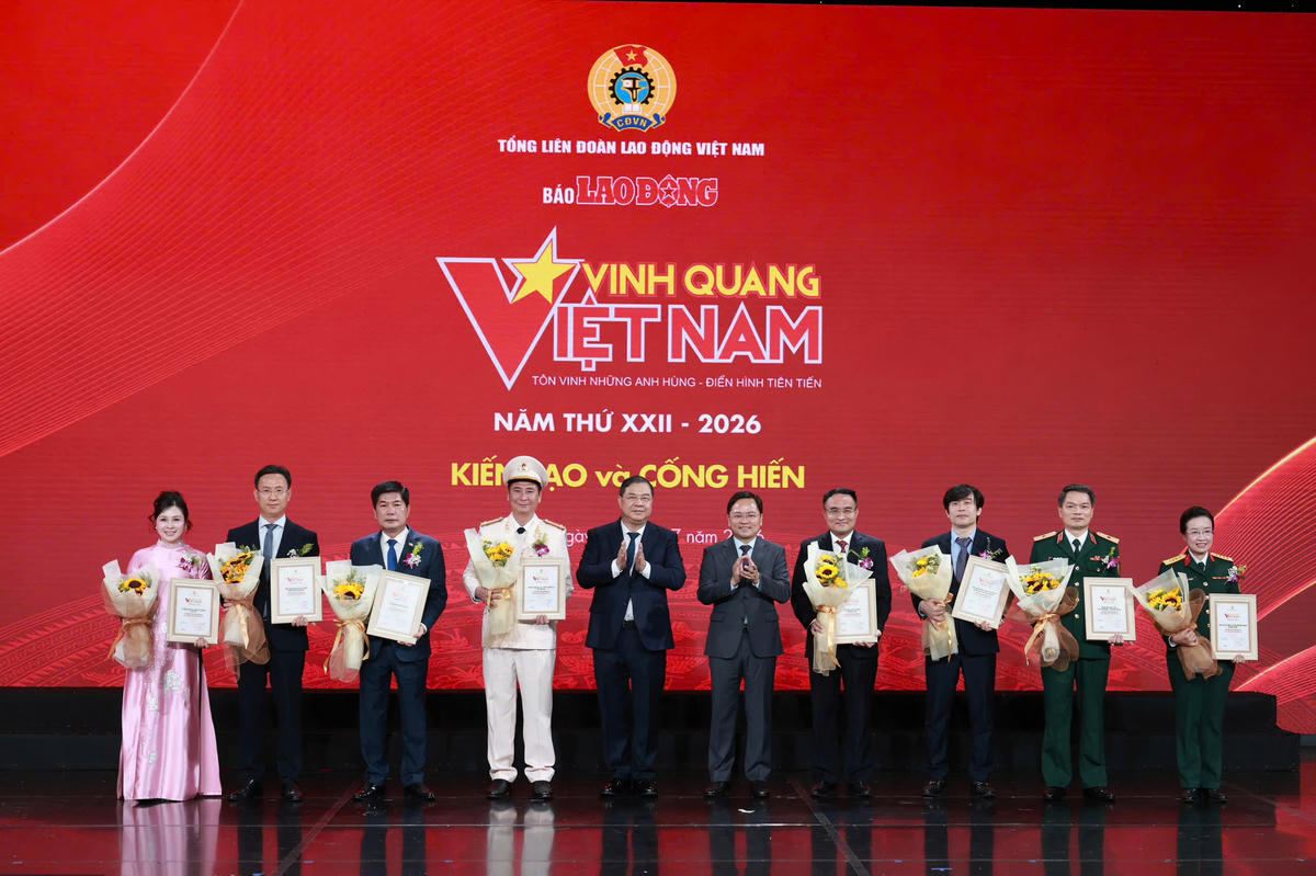 Ông Phạm Gia Túc, Phó Thủ tướng Thường trực Chính phủ và ông Nguyễn Anh Tuấn, Chủ tịch Tổng Liên đoàn Lao động Việt Nam trao Biểu trưng Vinh quang Việt Nam cho các tập thể. Ảnh: Nguyễn Hải.