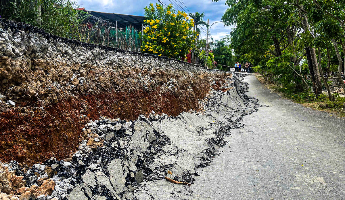 Vị trí sụt lún nằm ven một nhánh sông Kiến Giang, kéo dài khoảng 60m.