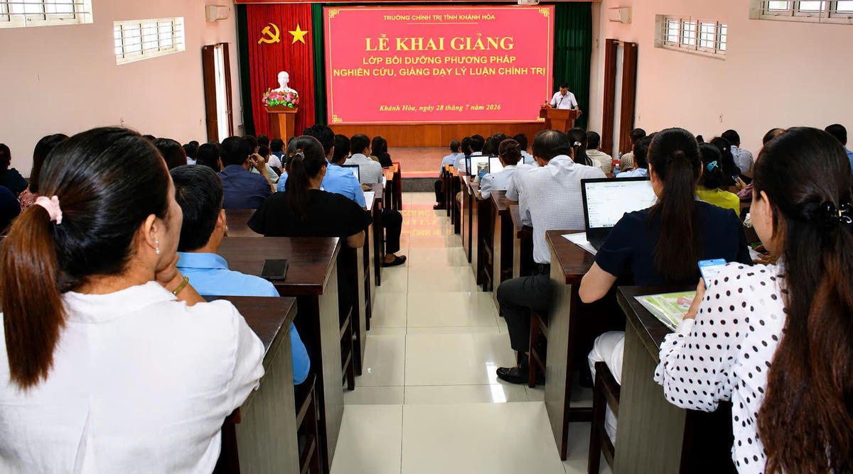 Khai giảng lớp bồi dưỡng phương pháp giảng dạy lý luận chính trị, cán bộ, công chức, viên chức và cán bộ tuyên giáo tại địa phương.
