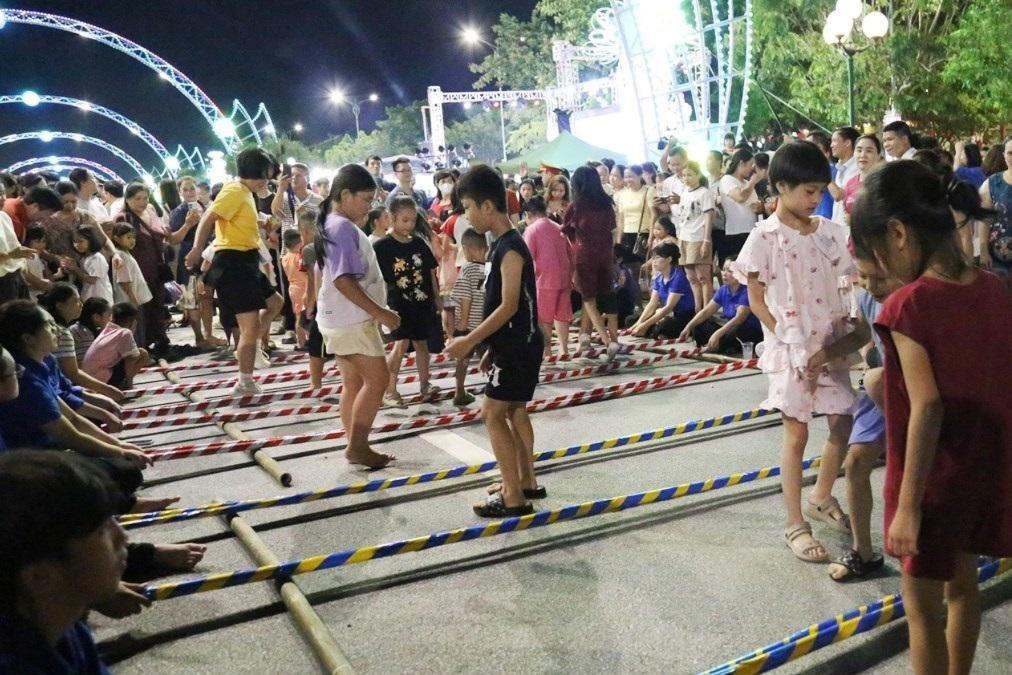 Du khách trải nghiệm trò chơi dân gian tại Không gian văn hóa đường Hùng Vương
