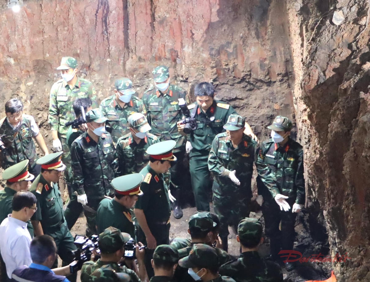 Đại tướng Phan Văn Giang, Ủy viên Bộ Chính trị, Phó Thủ tướng Chính phủ, Bộ trưởng Quốc phòng tại hiện trường khu vực quy tập liệt sĩ ở Công viên Lê Thị Riêng vào ngày 25/7. Ảnh: T.Luân. 