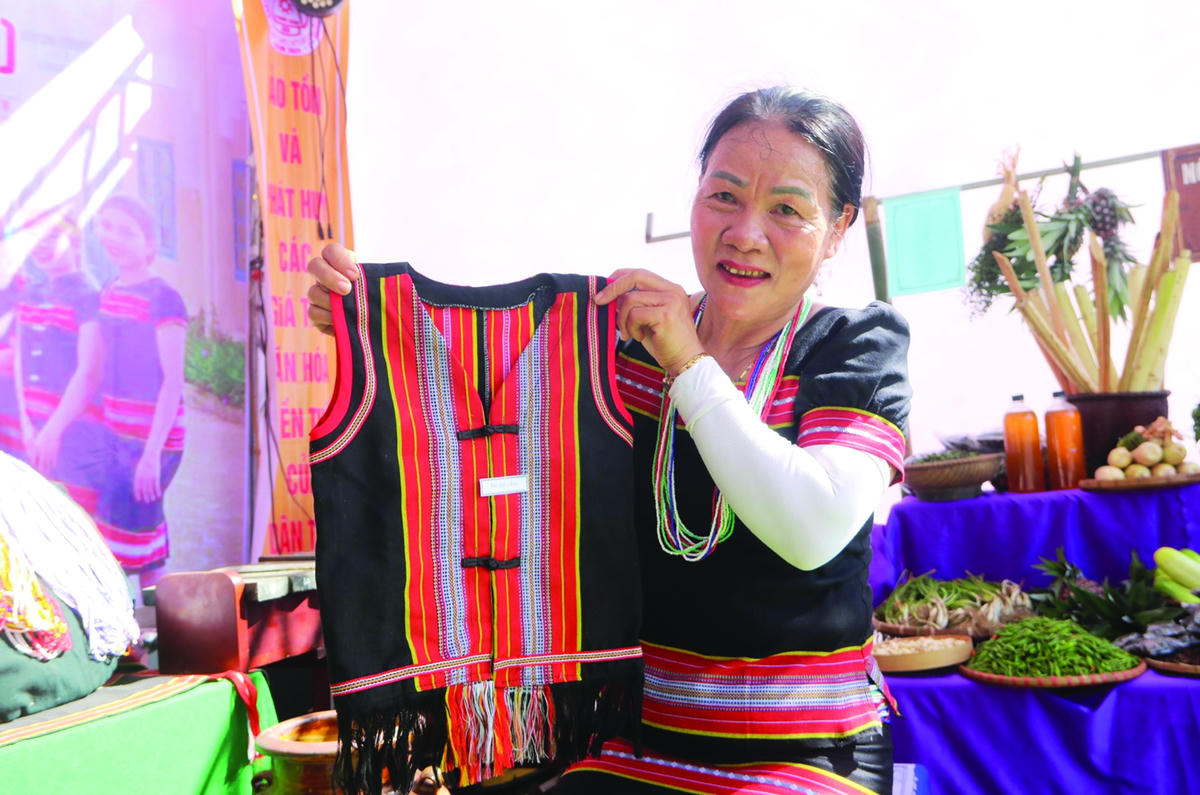 Bà Lê Thị Hồng Nhiên - Người có uy tín ở thôn Phước Công 1 luôn đi đầu trong các hoạt động tuyên truyền ở bản làng. Ảnh: Tấn Trường.