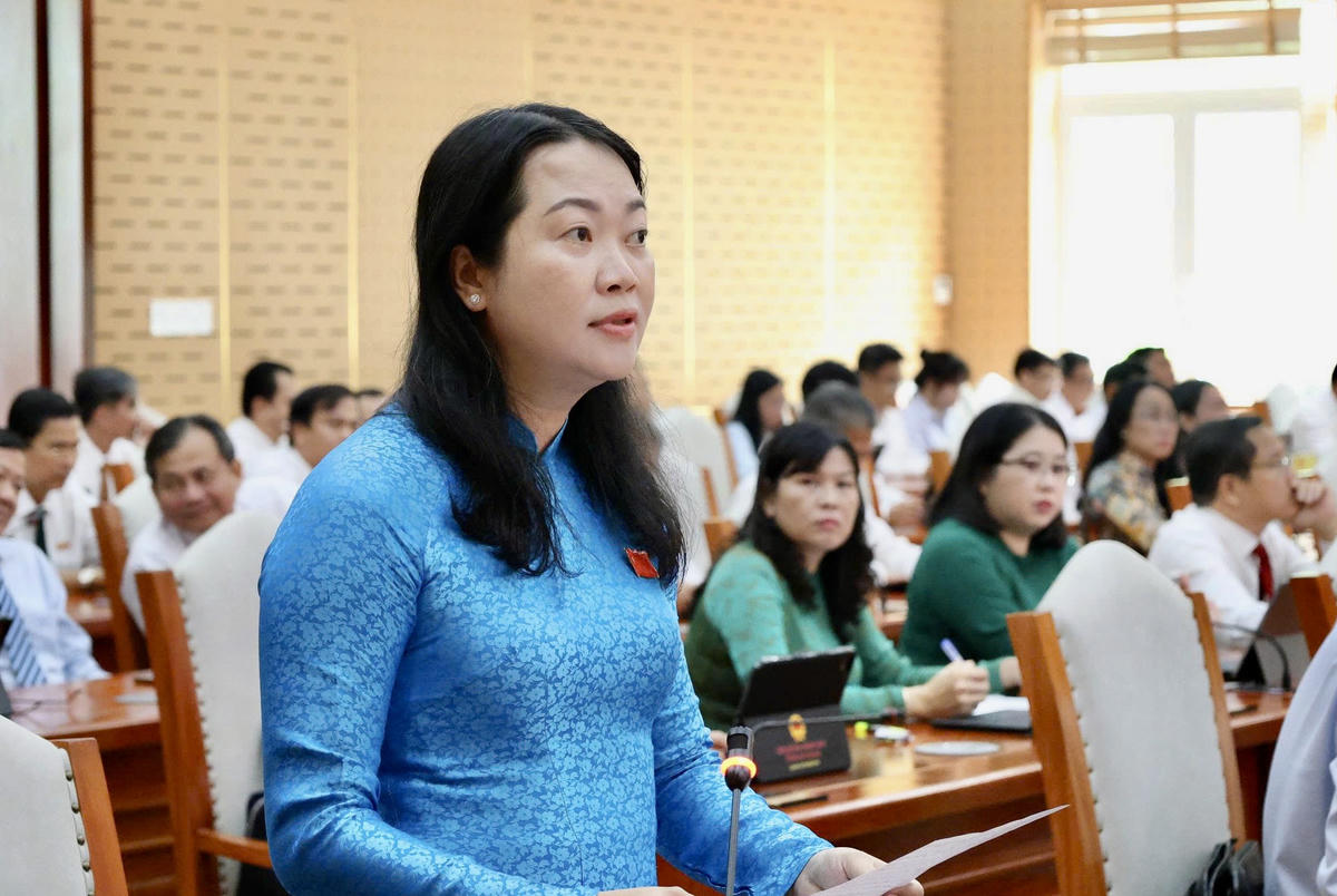 Đại biểu Nguyễn Thị Ngọc Bích chất vấn Giám đốc Sở Nông nghiệp và Môi trường. Ảnh: N.H