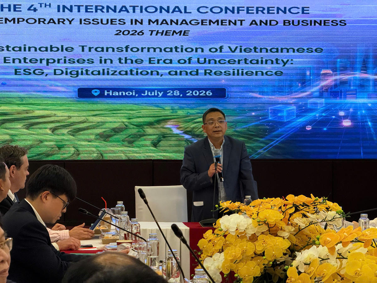 PGS.TS Phan Chí Anh, Viện trưởng Viện Quản trị Kinh doanh, Trường Đại học Kinh tế - Đại học Quốc gia Hà Nội phát biểu đề dẫn. Ảnh: BTC.