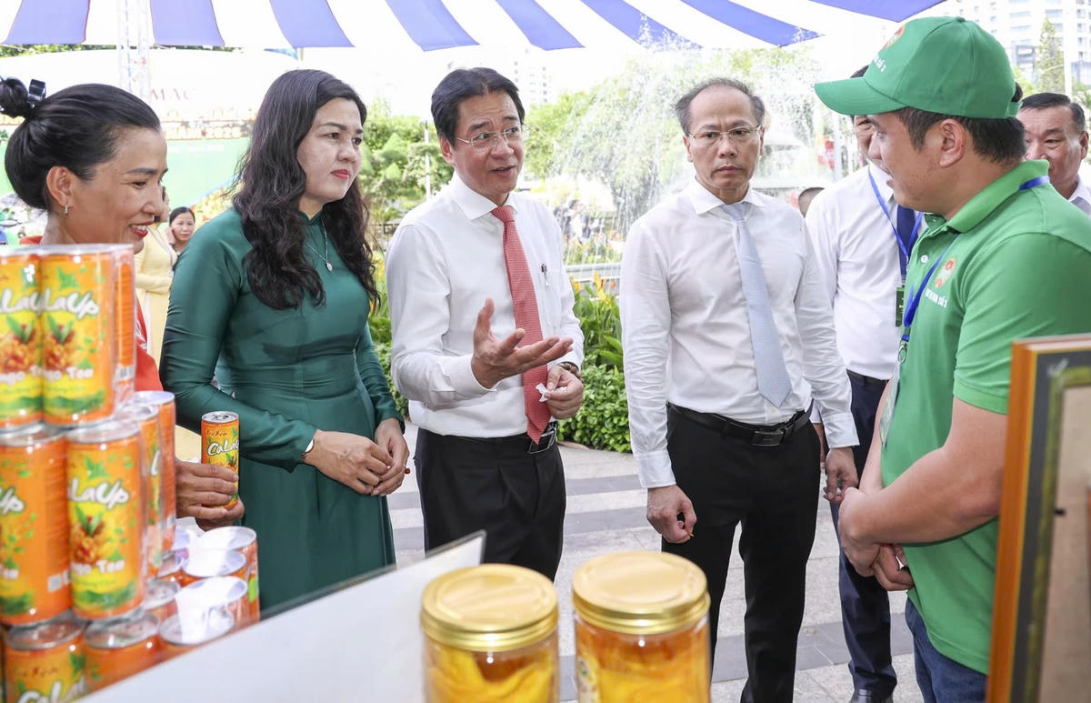 Các lãnh đạo tỉnh Khánh Hòa, tham quan gian hàng xoài của xã Cam Lâm,  tại Tuần lễ nông sản và sản phẩm OCOP tỉnh Khánh Hòa năm 2026 trong khuôn khổ Festival Biển Khánh Hòa năm 2026 . 
