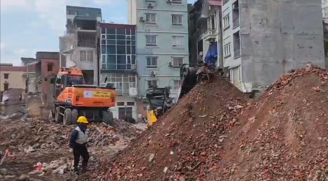 Xử lý chất thải rắn tại công trường đường Vành đai 2,5. Ảnh: Đạt Lê