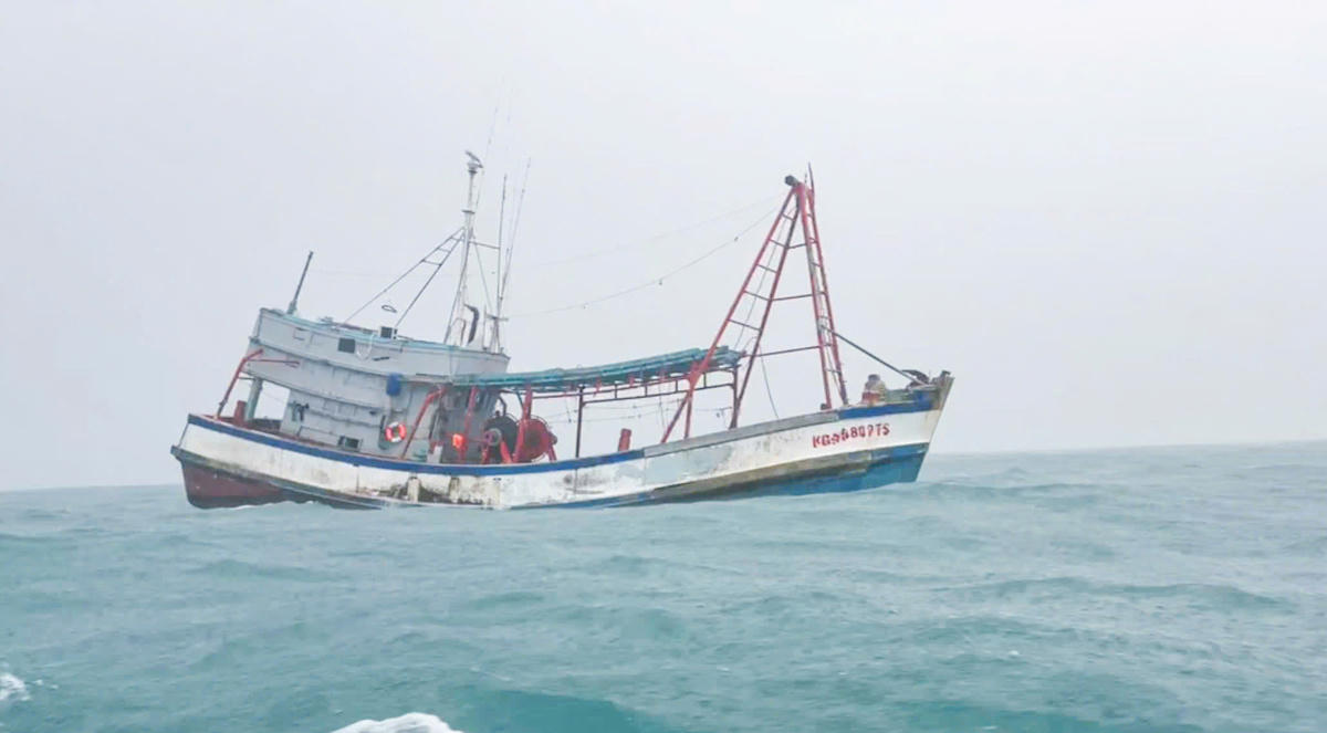 Tàu cá tại thời điểm bị lực lượng Cảnh sát biển kiểm tra tại khu vực biển cách Đông Nam cửa Bồ Đề (tỉnh Cà Mau) khoảng 25 hải lý. Ảnh: Đức Thái