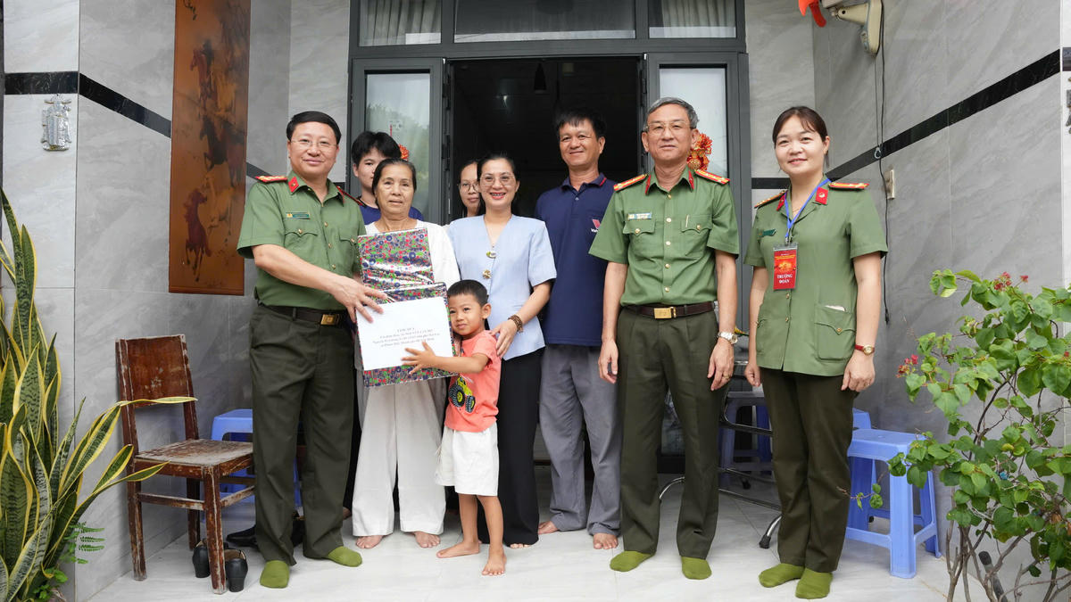 TP Hồ Chí Minh: Tri ân liệt sĩ, thăm hỏi lực lượng tham gia bảo vệ an ninh, trật tự ở cơ sở