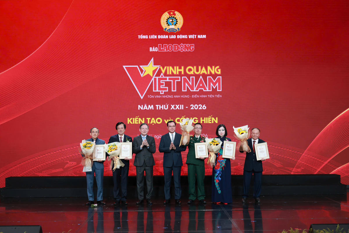 Ông Nguyễn Đình Khang, Bộ trưởng Bộ Dân tộc và Tôn giáo và ông Lương Quốc Đoàn, Chủ tịch Hội Nông dân Việt Nam trao Biểu trưng Vinh quang Việt Nam cho 5 cá nhân tiêu biểu. Ảnh: Nguyễn Hải.