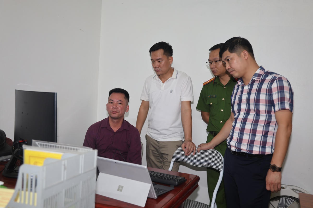 Ban chuyên án khám xét tại trụ sở Công ty Cổ phần Đầu tư và Dịch vụ Quốc tế Minh An.