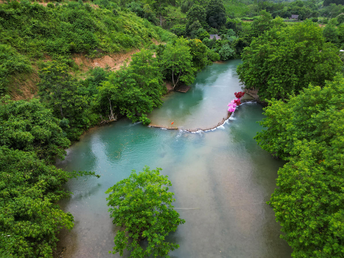 Nước suối mát lạnh, chảy quanh năm, len lỏi nhẹ nhàng qua từng ghềnh đá, tạo nên âm thanh róc rách, mang lại cảm giác thư thái, dễ chịu. Ảnh: Đình Minh

