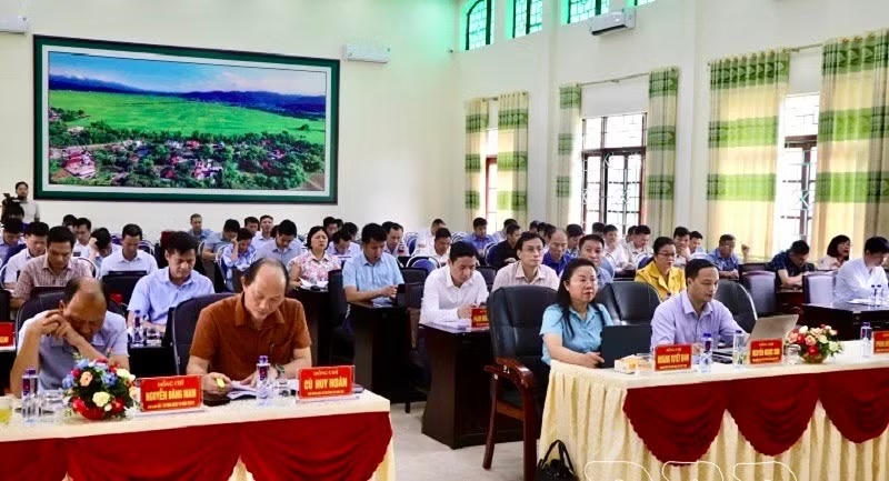 Các thành viên họp bàn dự thảo. Ảnh: T.H