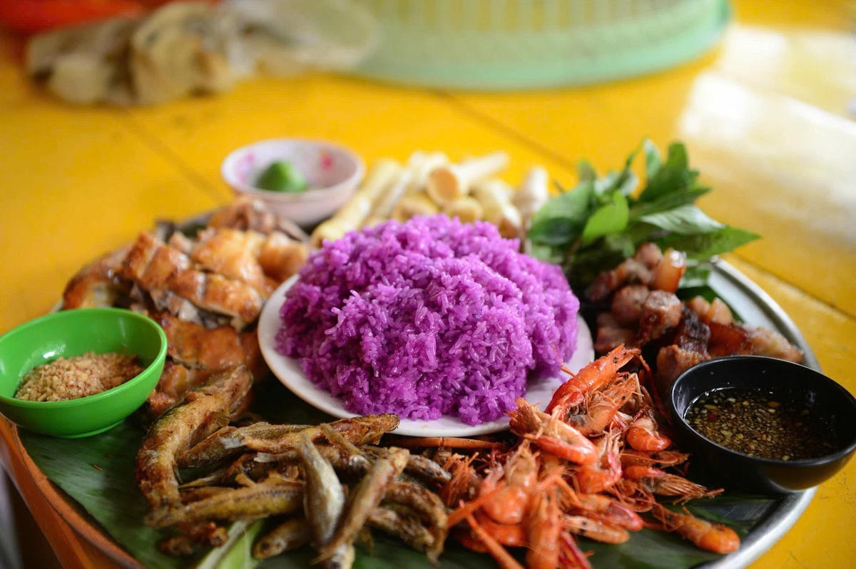 Du khách đến thác Mây, có thể thưởng thức nhiều món ăn truyền thống đặc sắc của cư dân bản địa như xôi nếp nương, gà đồi, thịt trâu lá lồm, canh lá đắng, măng đắng... Ảnh: Đình Minh