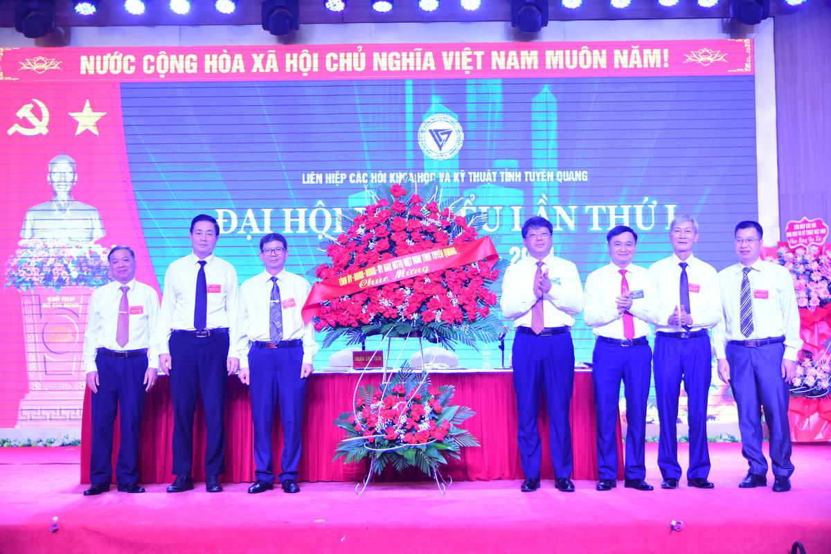 Đại diện lãnh đạo tỉnh Tuyên Quang tặng lẵng hoa chúc mừng Đại hội. Ảnh: Xuân Trường.