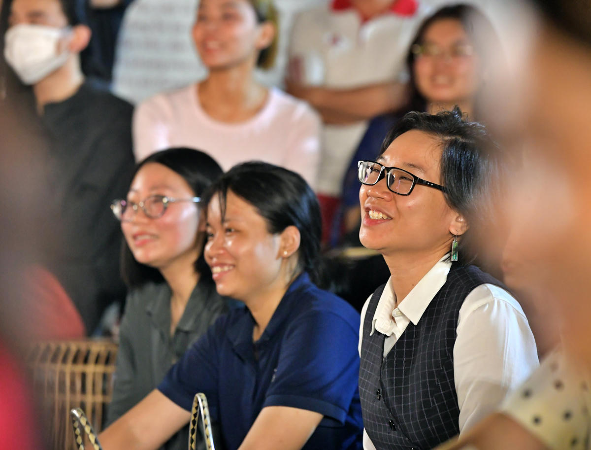 Du khách thích thú tham gia hoạt động "đọc tiếng Việt theo thanh âm đàn nhị", khám phá sự độc đáo của âm nhạc dân tộc.