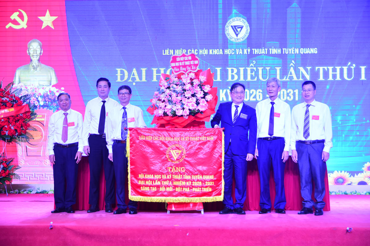 Lãnh đạo Liên hiệp các Hội Khoa học và Kỹ thuật Việt Nam tặng lẵng hoa, cờ thêu chúc mừng Đại hội. Ảnh: Xuân Trường.