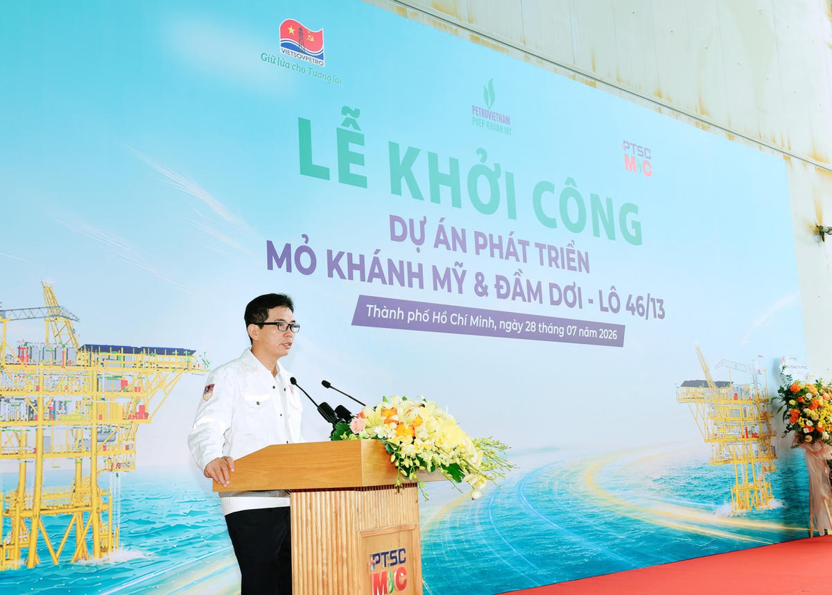 Đại diện Tổng thầu Vietsovpetro, ông Đặng Đức Phong - Phó Tổng Giám đốc Xây dựng Cơ bản phát biểu tại buổi lễ.