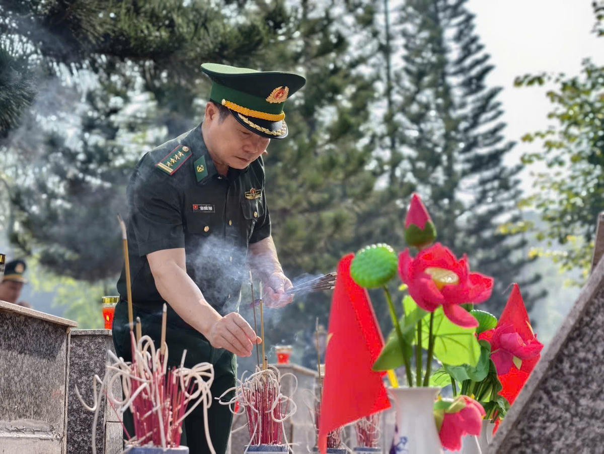 Đại tá Đào Quốc Thạo, Chỉ huy trưởng Ban chỉ huy BĐBP tỉnh Lạng Sơn thắp hương tại Nghĩa trang Liệt sĩ phường Kỳ Lừa. Ảnh: BĐBP tỉnh Lạng Sơn