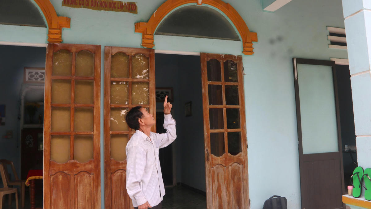 Cựu chiến binh ông Phan Công Tới chỉ phần nhà được sửa mới sau khi được hỗ trợ kinh phí. Ảnh: Nguyễn Tín.
