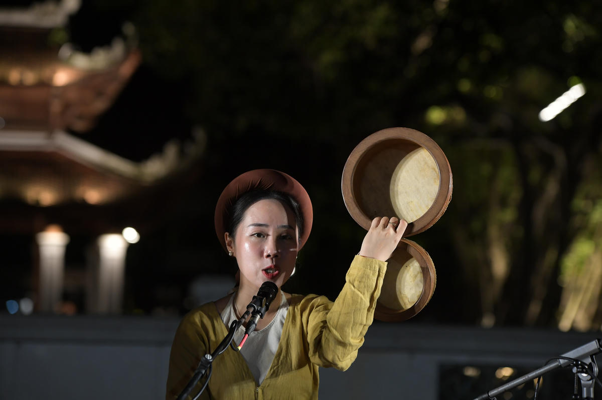 Nghệ sĩ giới thiệu những nhạc cụ gắn bó với hát xẩm, góp phần đưa di sản đến gần hơn với công chúng.