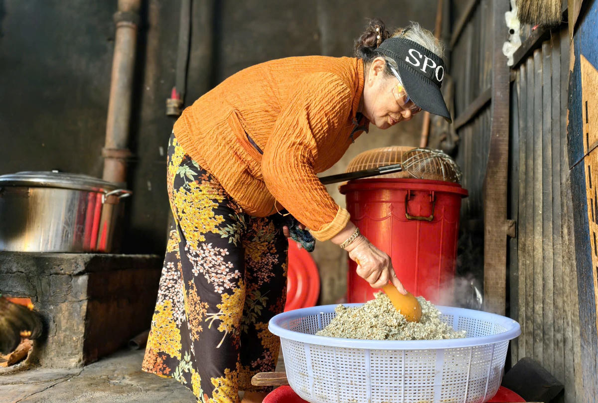 Người dân chế biến don để bán cho khách hàng. Ảnh: DL.