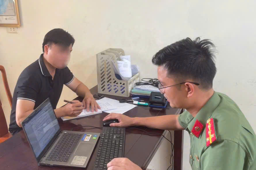 Cơ quan công an làm việc với anh N.S.L. về hành vi đăng tải thông tin sai sự thật.
