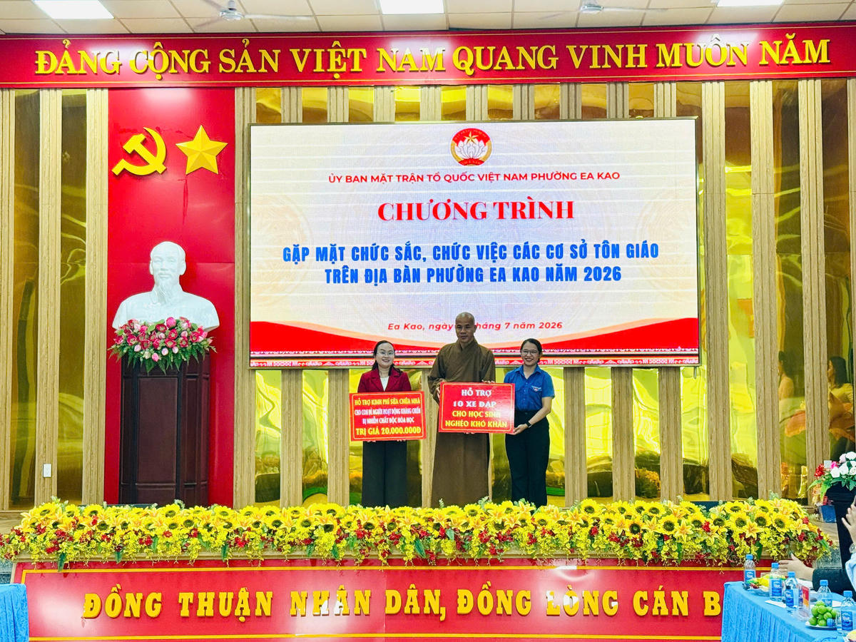 Thiền viện Đạo Quang trao bảng tượng trưng hỗ trợ sửa chữa nhà cho gia đình ông Phạm Văn Chung  và tặng xe đạp cho học sinh có hoàn cảnh khó khăn. Ảnh: Thanh Nga.