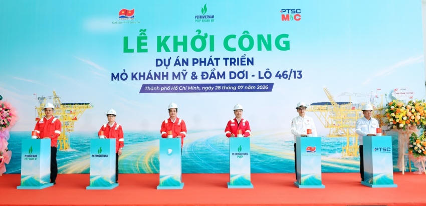 Các đại biểu bấm nút khởi công dự án Phát triển Mỏ Khánh Mỹ và Đầm Dơi, Lô 46/13.