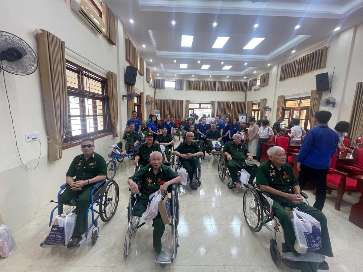 Đội ngũ y tế Long Châu tiếp nối sứ mệnh chăm sóc sức khỏe người dân, đồng thời lan tỏa những giá trị nhân văn bằng những hành động thiết thực. Ảnh: H.Khánh.